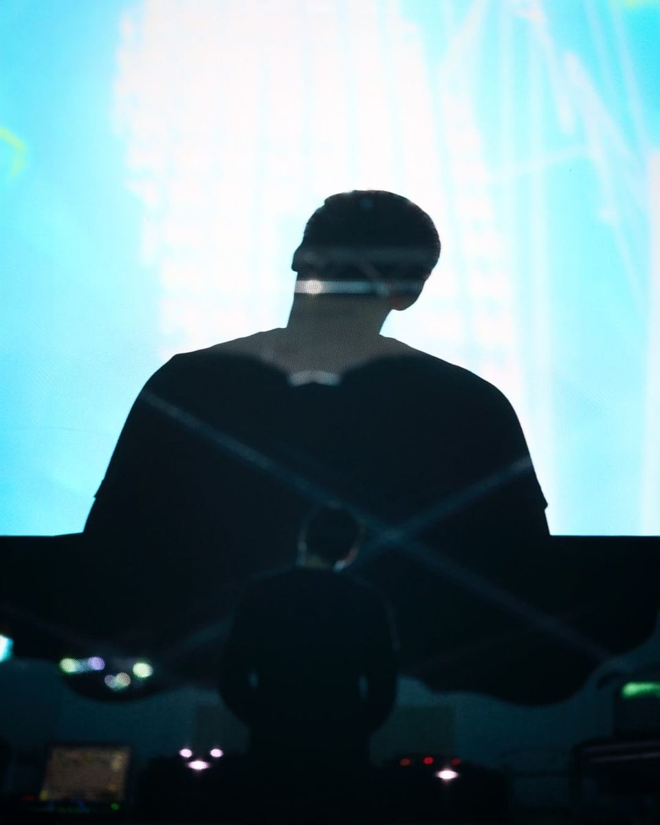 Encounters silhouette at Astronox