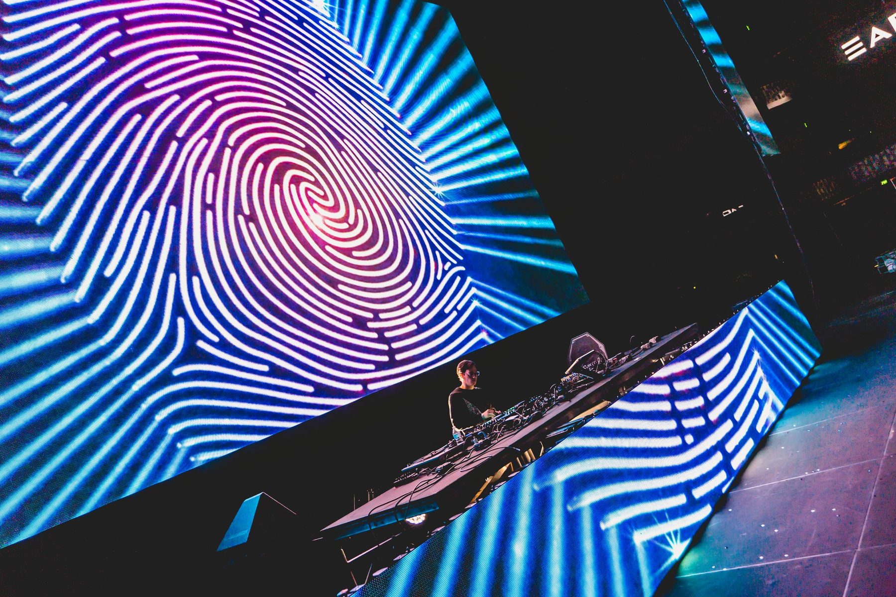 Encounters live with fingerprint visuals at Snowta