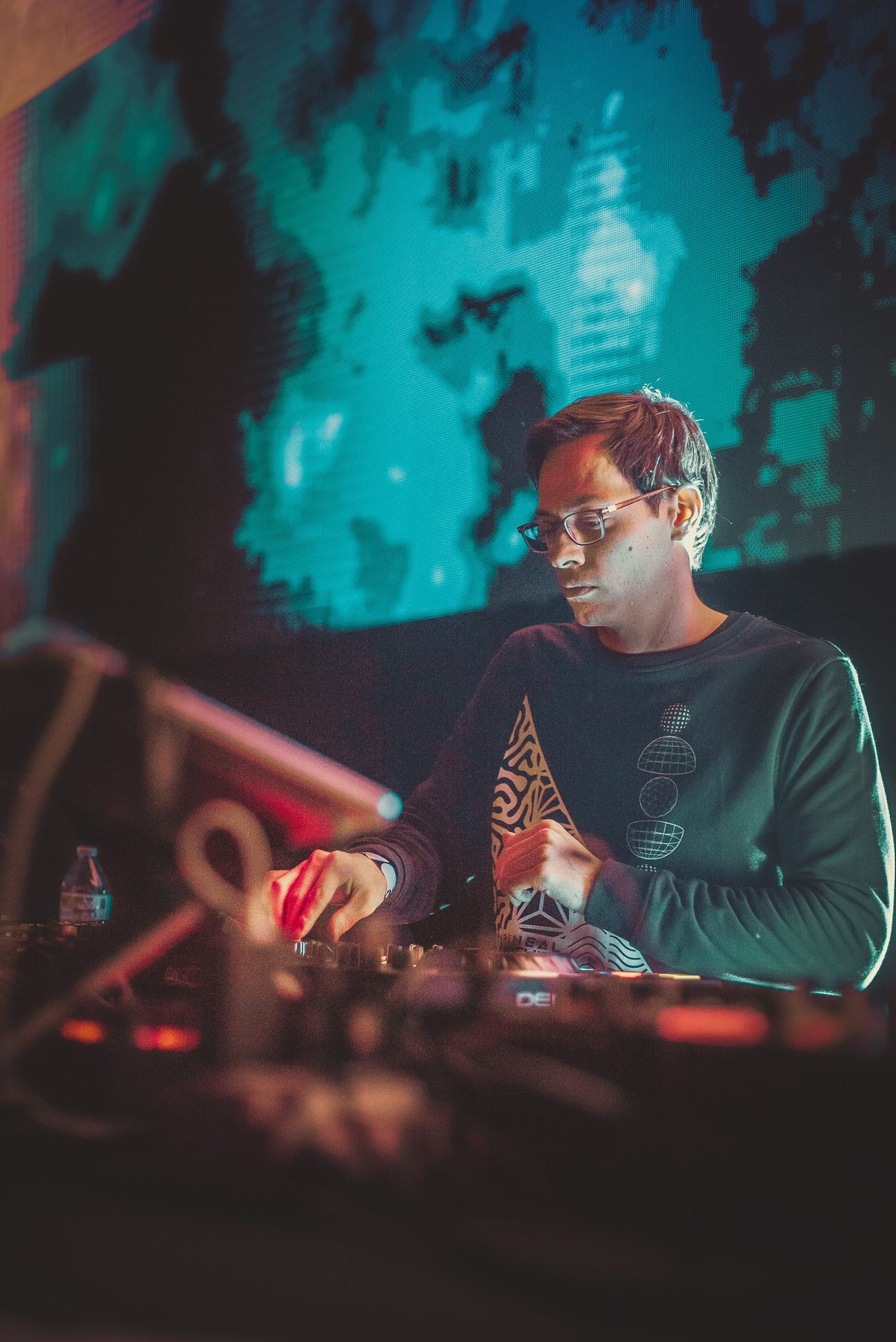 Encounters performing with warm visuals