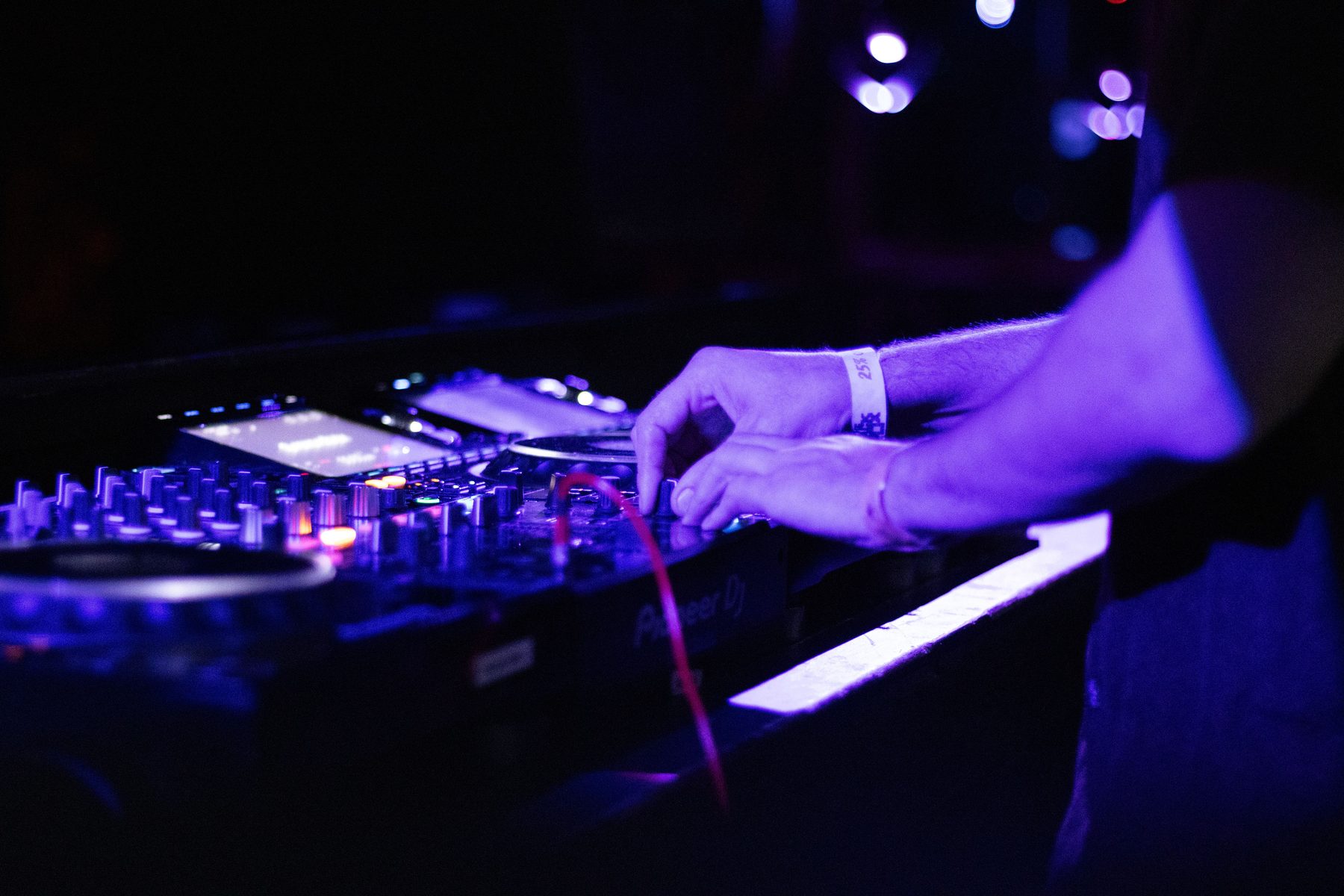 Encounters live with psychedelic visuals